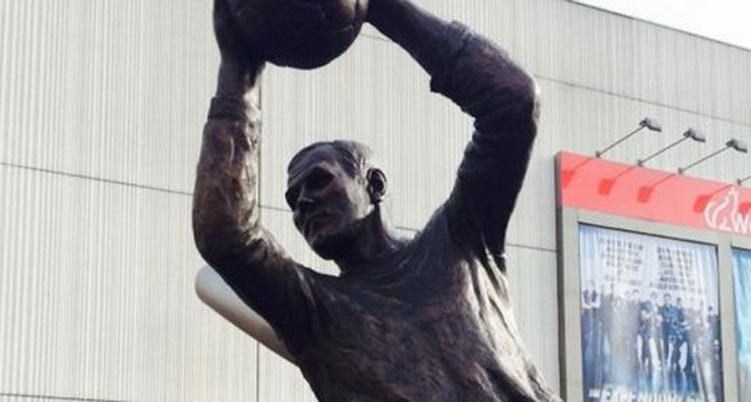 Het standbeeld van Tonny van Leeuwen voor het stadion.